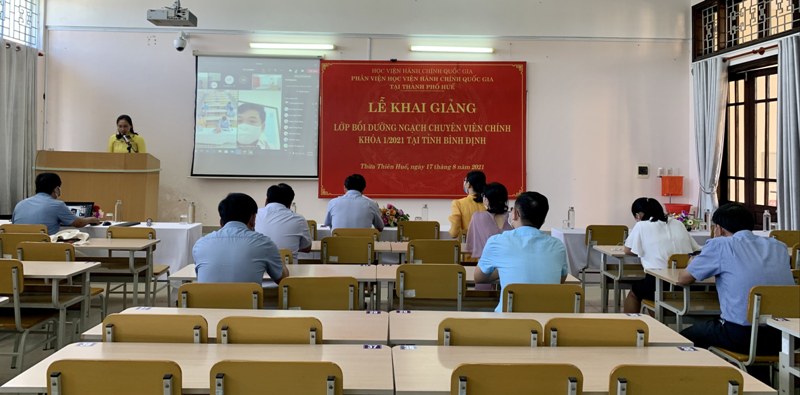 ThS. Trần Thị Thúy Loan – Phòng Tổ chức - Hành chính điều hành buổi Lễ Khai giảng