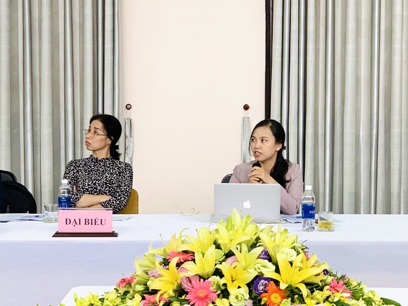 TS. Lê Thị Thu Huyền - Phân viện Học viện Hành chính Quốc gia tại thành phố Huế trình bày tham luận tại điểm cầu Phân viện