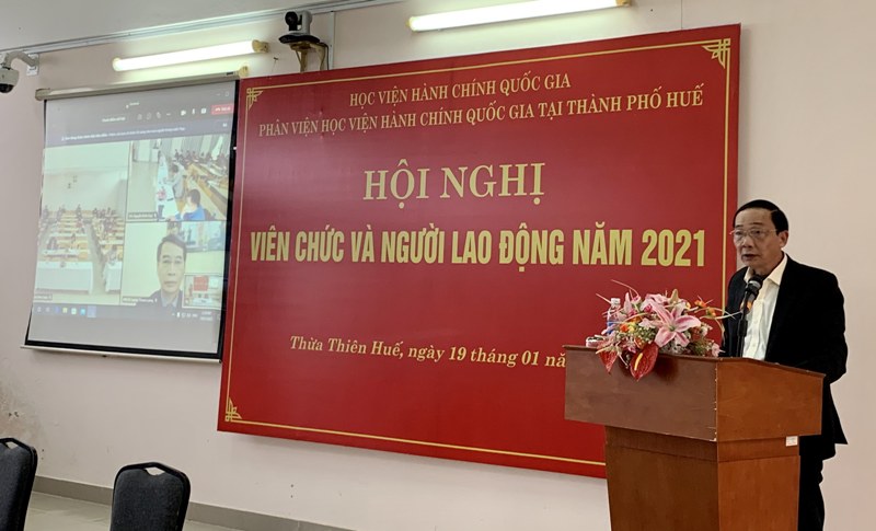 ThS. Đặng Văn Minh - Trưởng phòng Tổ chức – Hành chính trình bày Báo cáo Tổng kết công tác năm 2021 và phương hướng, nhiệm vụ công tác năm 2022