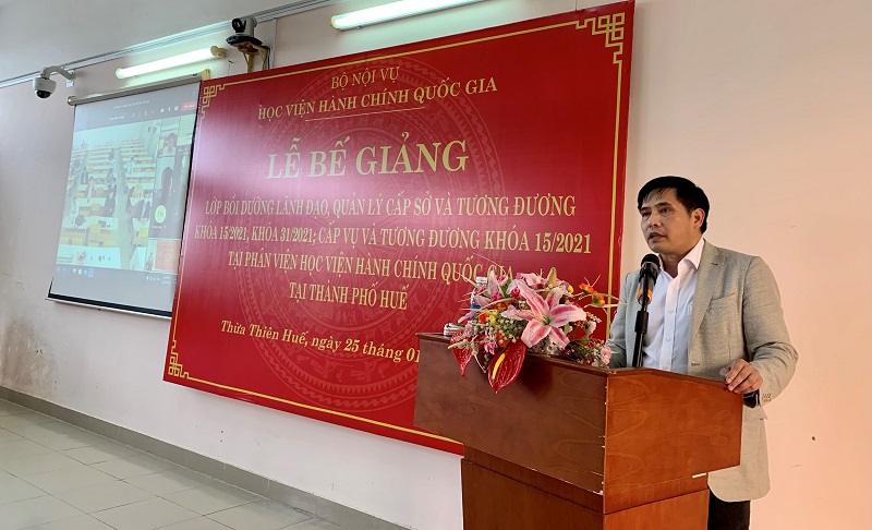 PGS.TS. Nguyễn Hoàng Hiển - Giám đốc Phân viện Học viện tại TP. Huế phát biểu tại Lễ Bế giảng 