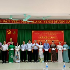Đ/c Trần Hùng Nam - Phó Bí thư Thường trực Thành ủy thành phố Huế trao chứng chỉ cho các học viên hoàn thành khóa học