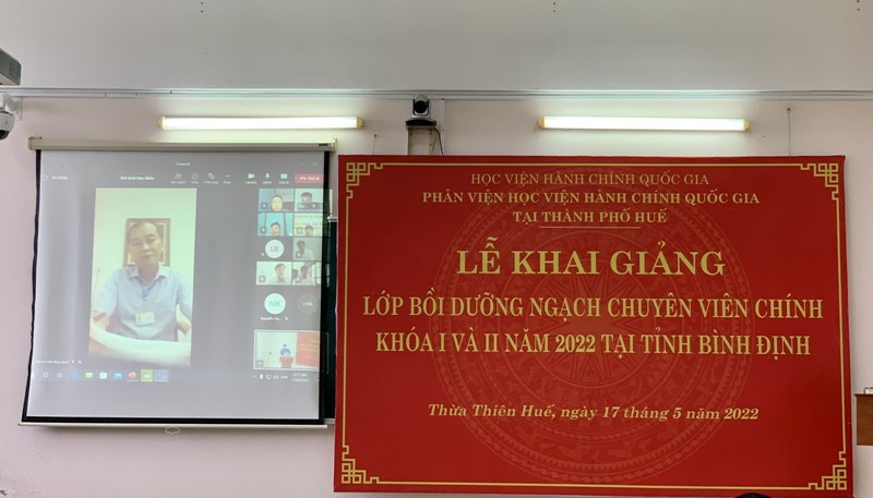 Đ/c Lê Minh Tuấn – Tỉnh ủy viên, Giám đốc Sở Nội vụ tỉnh Bình Định phát biểu tại Lễ khai giảng