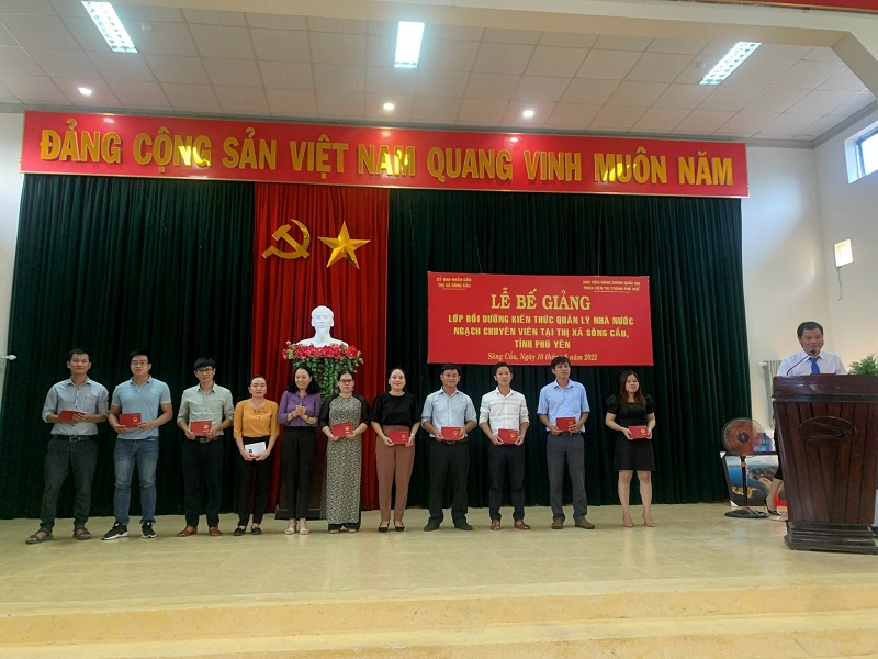 Đ/c Văn Thị Hồng Việt – Phó Trưởng phòng Tài chính thị xã Sông Cầu  trao chứng chỉ cho các học viên hoàn thành khóa học