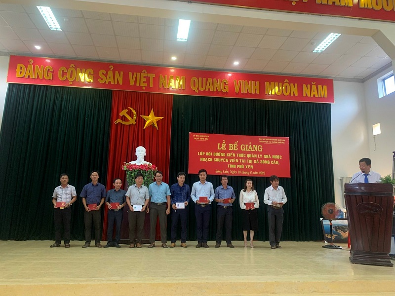 Đ/c Huỳnh Anh Quốc – Phó Trưởng phòng Nội vụ thị xã Sông Cầu  trao chứng chỉ cho các học viên hoàn thành khóa học