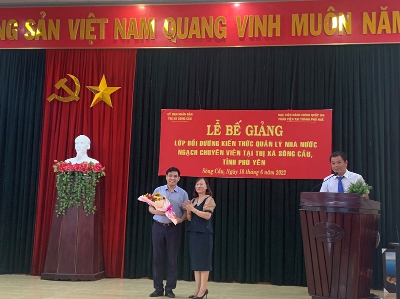 Đồng chí Lê Thị Hoàng Oanh – đại diện lãnh đạo thị xã Sông Cầu tặng hoa tri ân đến lãnh đạo Phân viện Học viện tại TP. Huế