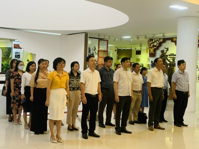 Chi bộ Phân viện Học viện tại TP. Huế thực hiện nghi thức chào cờ  tại Bảo tàng Hồ Chí Minh tỉnh Thừa Thiên Huế