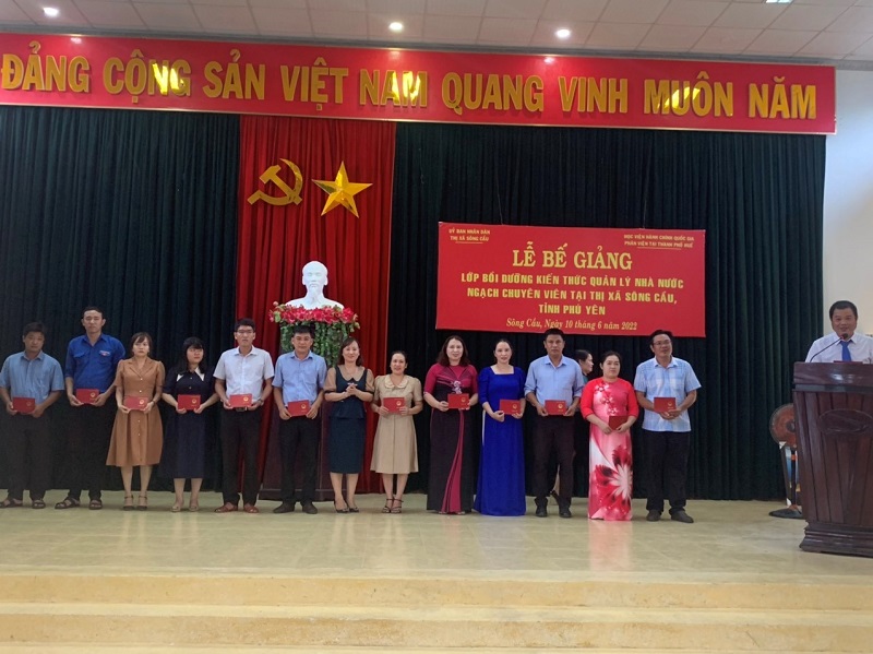 Đ/c Lê Thị Hoàng Oanh - Phó Trưởng Ban Tổ chức Thị ủy Sông Cầu  trao chứng chỉ cho các học viên hoàn thành khóa học