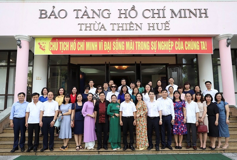 Đoàn công tác của Đảng ủy Học viện Hành chính Quốc gia chụp ảnh lưu niệm tại  Bảo tàng Hồ Chí Minh tỉnh Thừa Thiên Huế