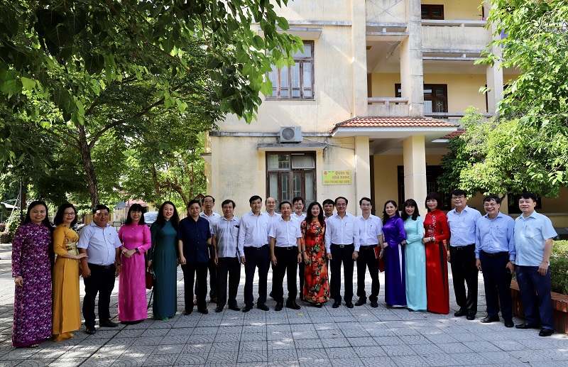 Đồng chí Vũ Chiến Thắng cùng các đại biểu chụp ảnh lưu niệm tại Phân viện Học viện TP. Huế.