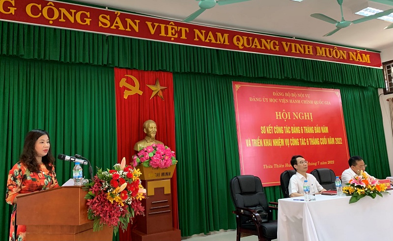 Đ/c Nguyễn Thị Thu Vân – Phó Bí thư Đảng ủy Học viện Hành chính Quốc gia trình bày báo cáo tại Hội nghị