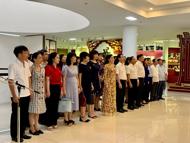 Đoàn công tác của Đảng ủy Học viện Hành chính Quốc gia thực hiện nghi thức chào cờ  tại Bảo tàng Hồ Chí Minh tỉnh Thừa Thiên Huế
