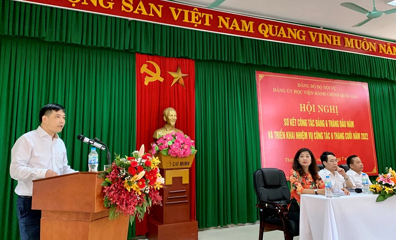 Đ/c Nguyễn Hoàng Hiển - Đảng ủy viên, Giám đốc Phân viện Học viện tại TP. Huế trình bày tham luận tại Hội nghị