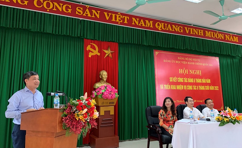 Đ/c Nguyễn Quang Vinh - Đảng ủy viên, Trưởng Ban Tuyên giáo Đảng ủy, Tổng Biên tập Tạp chí Quản lý nhà nước trình bày tham luận tại Hội nghị.