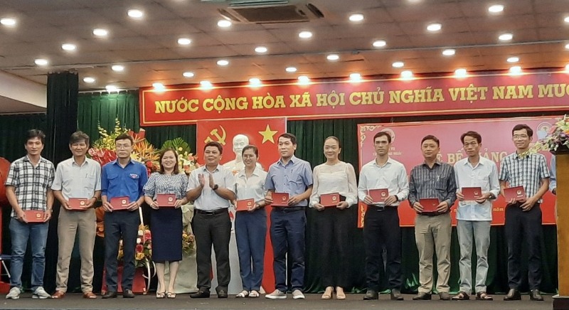 Đ/c Võ Xuân Hòa – Phó Giám đốc Sở Nội vụ tỉnh Quảng Ngãi  trao chứng chỉ cho các học viên hoàn thành khóa học