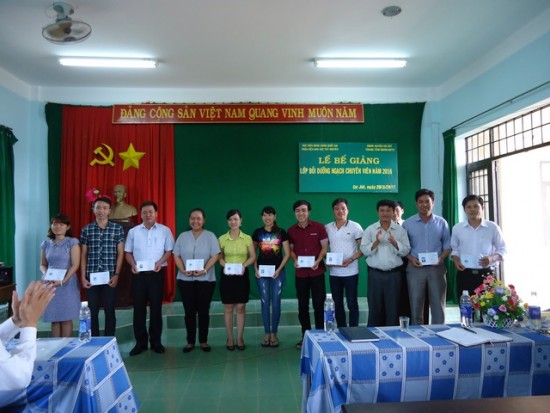 Ông Bùi Công Cường, Ủy viên Ban Thường vụ Huyện ủy, Phó Chủ tịch HĐND huyện Cư Jút trao chứng chỉ cho các học viên