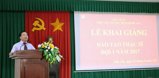 TS. Nguyễn Đăng Quế - Giám đốc Phân viện khu vực Tây Nguyên, Học viện Hành chính Quốc gia phát biểu khai giảng
