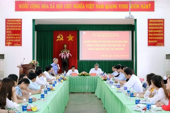 Đồng chí Nguyễn Quốc Khánh - Vụ Trưởng vụ Tổ chức cán bộ, Bộ Nội vụ phát biểu tại buổi làm việc