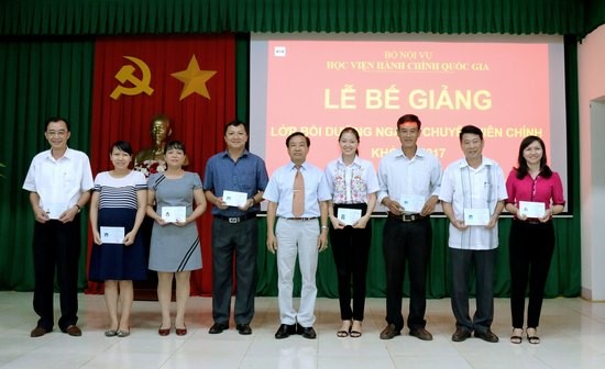 TS. Nguyễn Đăng Quế - Giám đốc Phân viện khu vực Tây Nguyên trao chứng chỉ cho các học viên