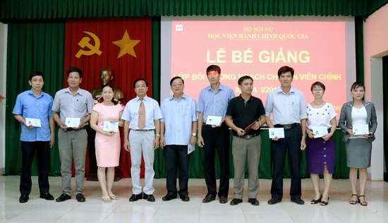 TS. Nguyễn Đăng Quế - Giám đốc Phân viện khu vực Tây Nguyên trao chứng chỉ cho các học viên