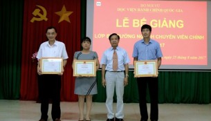 TS. Nguyễn Đăng Quế - Giám đốc Phân viện khu vực Tây Nguyên trao Giấy khen cho các học viên có thành tích xuất sắc