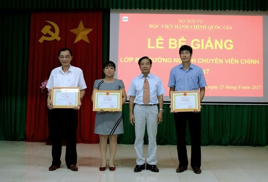 TS. Nguyễn Đăng Quế - Giám đốc Phân viện khu vực Tây Nguyên trao Giấy khen cho các học viên có thành tích xuất sắc