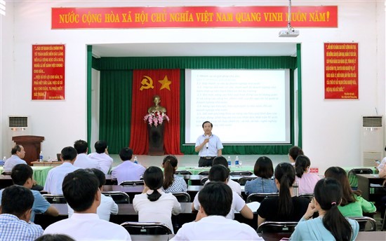 TS. Nguyễn Đăng Quế - Giám đốc Phân viện khu vực Tây Nguyên phát biểu tại lớp học