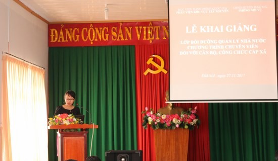 ThS. Tạ Thị Thu Trang - Chuyên viên khoa Đào tạo và Bồi dưỡng, Phân viện khu vực Tây Nguyên công bố các quyết định liên quan đến lớp học