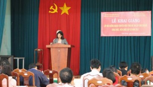 Bà Nguyễn Thị Kim Thanh - Phó trưởng phòng Nội vụ huyện Đắk Glong phát biểu tại buổi lễ