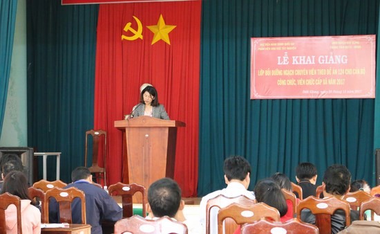 Bà Nguyễn Thị Kim Thanh - Phó trưởng phòng Nội vụ huyện Đắk Glong phát biểu tại buổi lễ