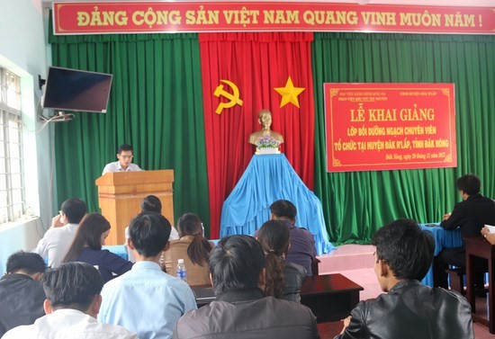 Ông Cao Quý Thương - Trưởng phòng Nội vụ huyện ĐắkR'lấp phát biểu tại buổi lễ 