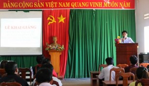 Ông Điểu Hùng - Trưởng phòng Nội vụ huyện Đắk Song phát biểu tại buổi lễ