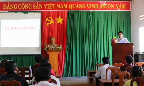 Ông Điểu Hùng - Trưởng phòng Nội vụ huyện Đắk Song phát biểu tại buổi lễ 