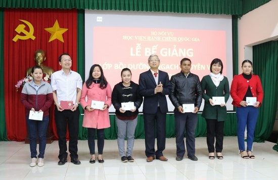 NGƯT. TS. Vũ Thanh Xuân – Phó Giám đốc Học viện hành chính Quốc gia trao chứng chỉ cho các học viên
