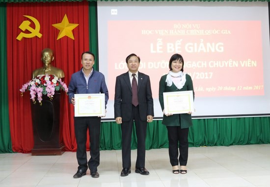 TS. Nguyễn Đăng Quế - Giám đốc Phân viện khu vực Tây Nguyên trao giấy khen cho học viên có thành tích xuất sắc