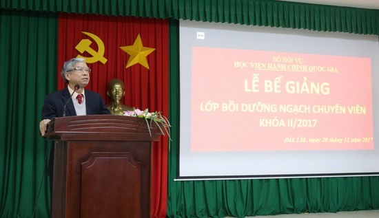 NGƯT. TS. Vũ Thanh Xuân – Phó Giám đốc Học viện hành chính Quốc gia phát biểu bế giảng lớp học