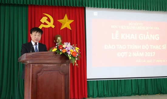 TS. Nguyễn Minh Sản – Phó trưởng khoa Sau đại học- Học viện Hành chính Quốc gia công bố Quyết định công nhận trúng tuyển của các học viên