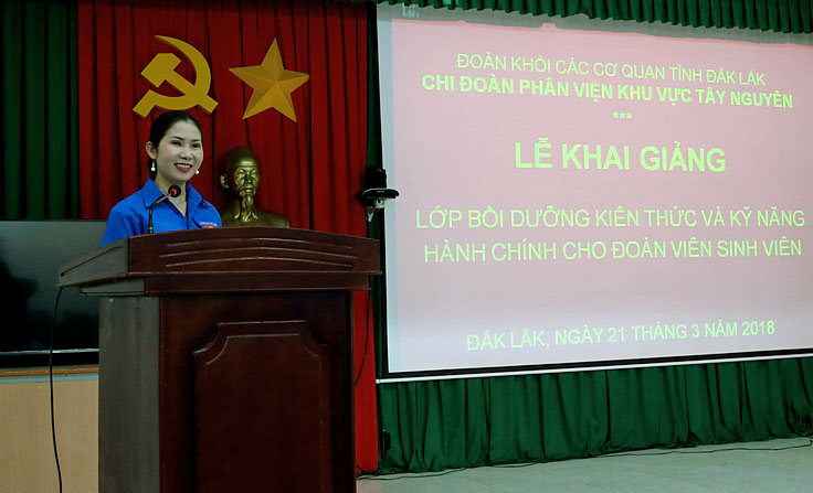 ThS. Lâm Thị Thu Việt - Bí thư Chi đoàn phát biểu tại buổi lễ