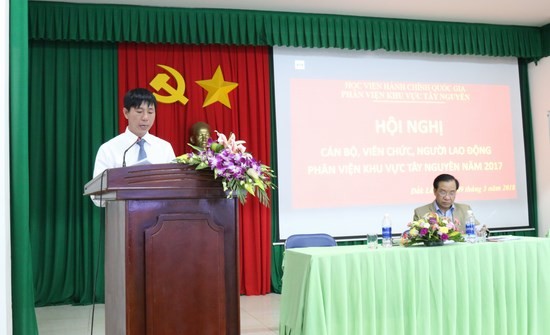ThS. Phan Xuân Quý - Chủ tịch công đoàn Bộ phận đọc báo cáo kết quả hoạt động của Công đoàn bộ phận năm 2017
