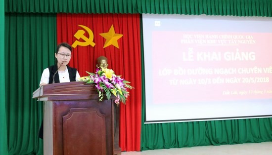 ThS. Tạ Thị Thu Trang - Chuyên viên khoa Đào tạo và Bồi dưỡng, Phân viện khu vực Tây Nguyên công bố các quyết định liên quan đến lớp học