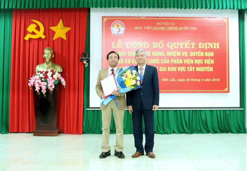 NGƯT.TS. Vũ Thanh Xuân - Phó Giám đốc Học viện Hành chính Quốc gia trao quyết định và tặng hoa chúc mừng Phân viện