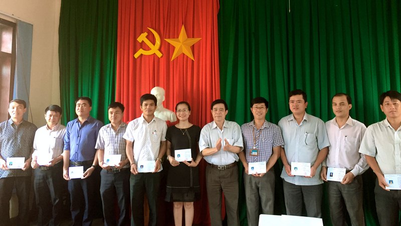 Ông Vũ Minh Khôi - Phó Bí thư thường trực huyện ủy, Chủ tịch Hội đồng nhân dân huyện trao chứng chỉ cho các học viên
