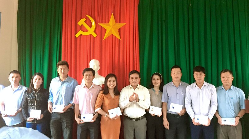 Đồng chí Trần Viết Cự - Huyện ủy viên, Phó Chủ tịch Ủy ban nhân dân huyện trao chứng chỉ cho các học viên
