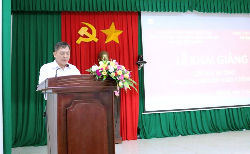 Ông Võ Văn Hùng - Phó Trưởng phòng công chức, viên chức, Sở Nội vụ tỉnh Đắk Lắk thông qua các quyết định liên quan đến lớp học