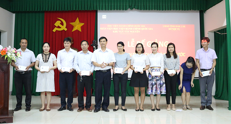 Ông Hoàng Mạnh Hùng – Phó Giám đốc Sở Nội vụ trao chứng chỉ cho các học viên