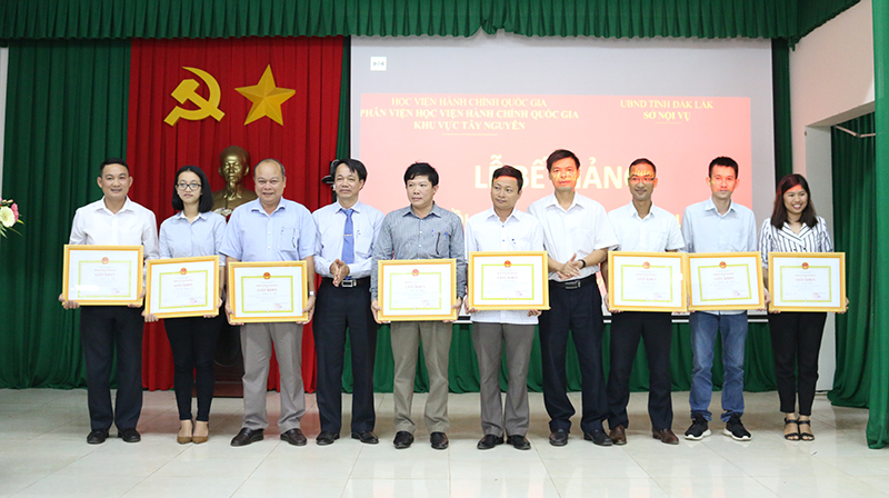 TS. Lê Văn Từ và ông Hoàng Mạnh Hùng trao giấy khen cho các học viên đạt thành tích học tập xuất sắc