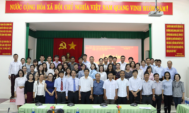 Các học viên chụp hình lưu niệm cùng các thầy, cô và lãnh đạo Sở Nội vụ