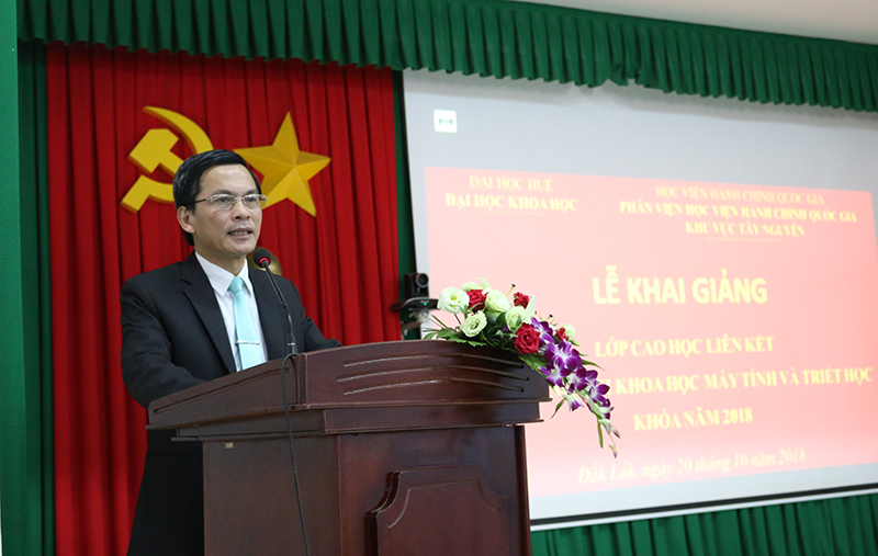 PGS.TS. Hoàng Văn Hiển - Bí thư Đảng ủy, Hiệu trưởng trường Đại học Khoa học phát biểu tại buổi lễ