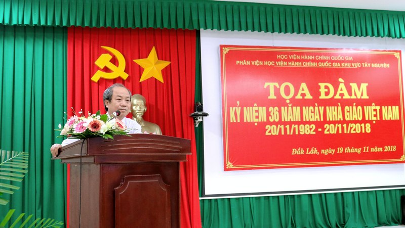 Ông Trần Văn Đởn - Phó trưởng phòng Quản trị, Phân viện Học viện Hành chính Quốc gia khu vực Tây Nguyên trình bày tham luận 