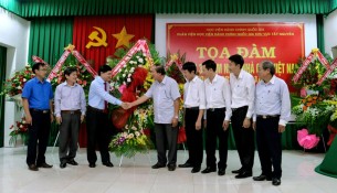 Thường trực Tỉnh ủy tỉnh Đắk Lắk tặng hoa chúc mừng