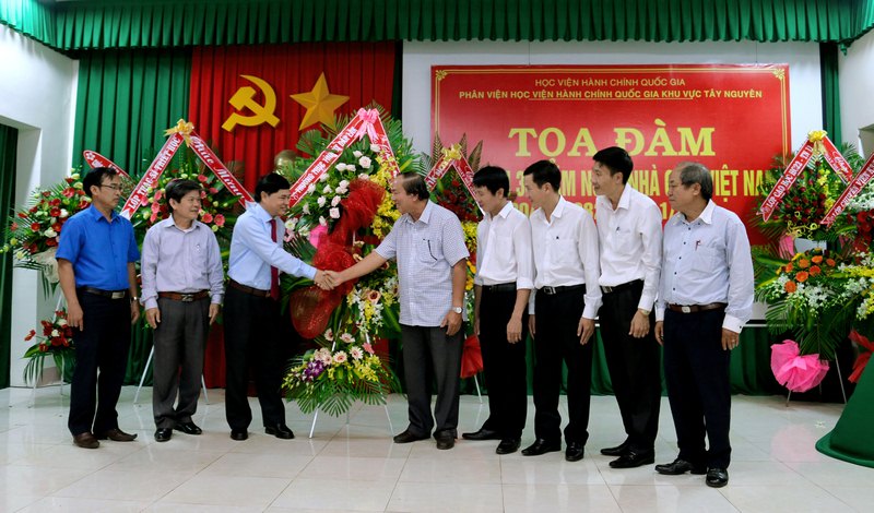 Thường trực Tỉnh ủy tỉnh Đắk Lắk tặng hoa chúc mừng